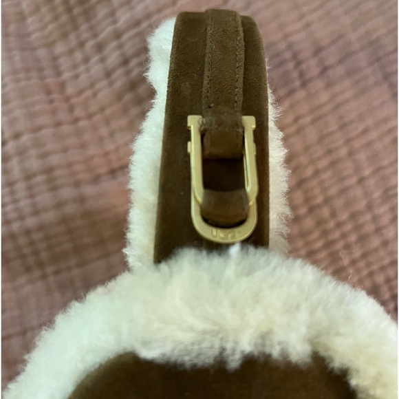 Genuine shearling earmuffs defined by a suede band and logo hardware - Picture 3 of 6